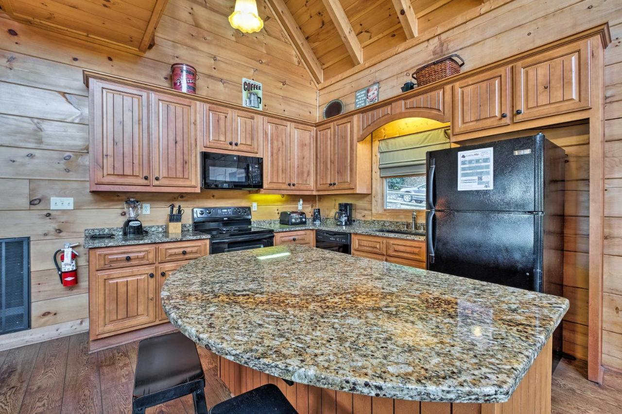 Pigeon Forge Cabin With Brand New Hot Tub And Views! Villa Sevierville Exteriör bild