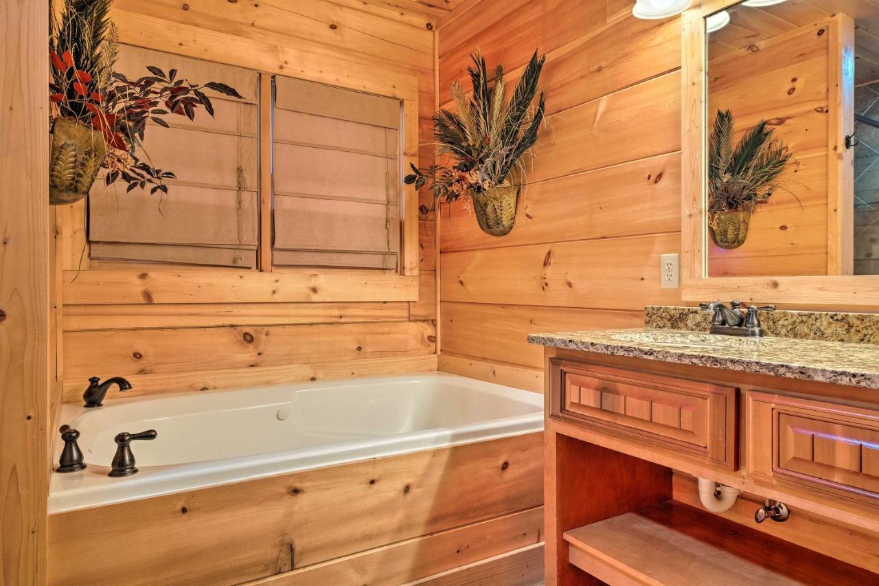 Pigeon Forge Cabin With Brand New Hot Tub And Views! Villa Sevierville Exteriör bild